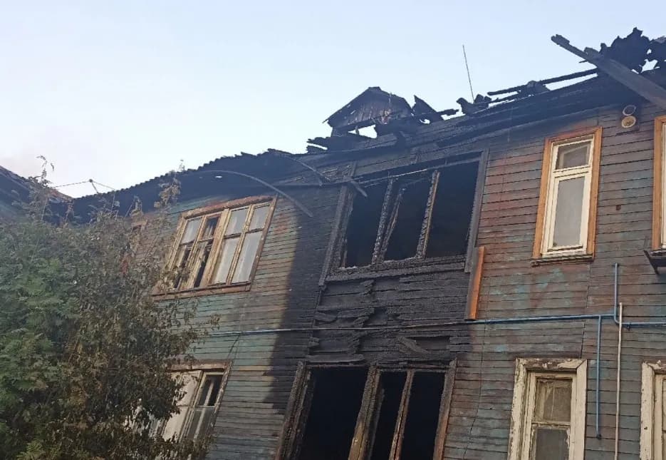 В столице Коми пожарные спасли двух человек из горящего здания