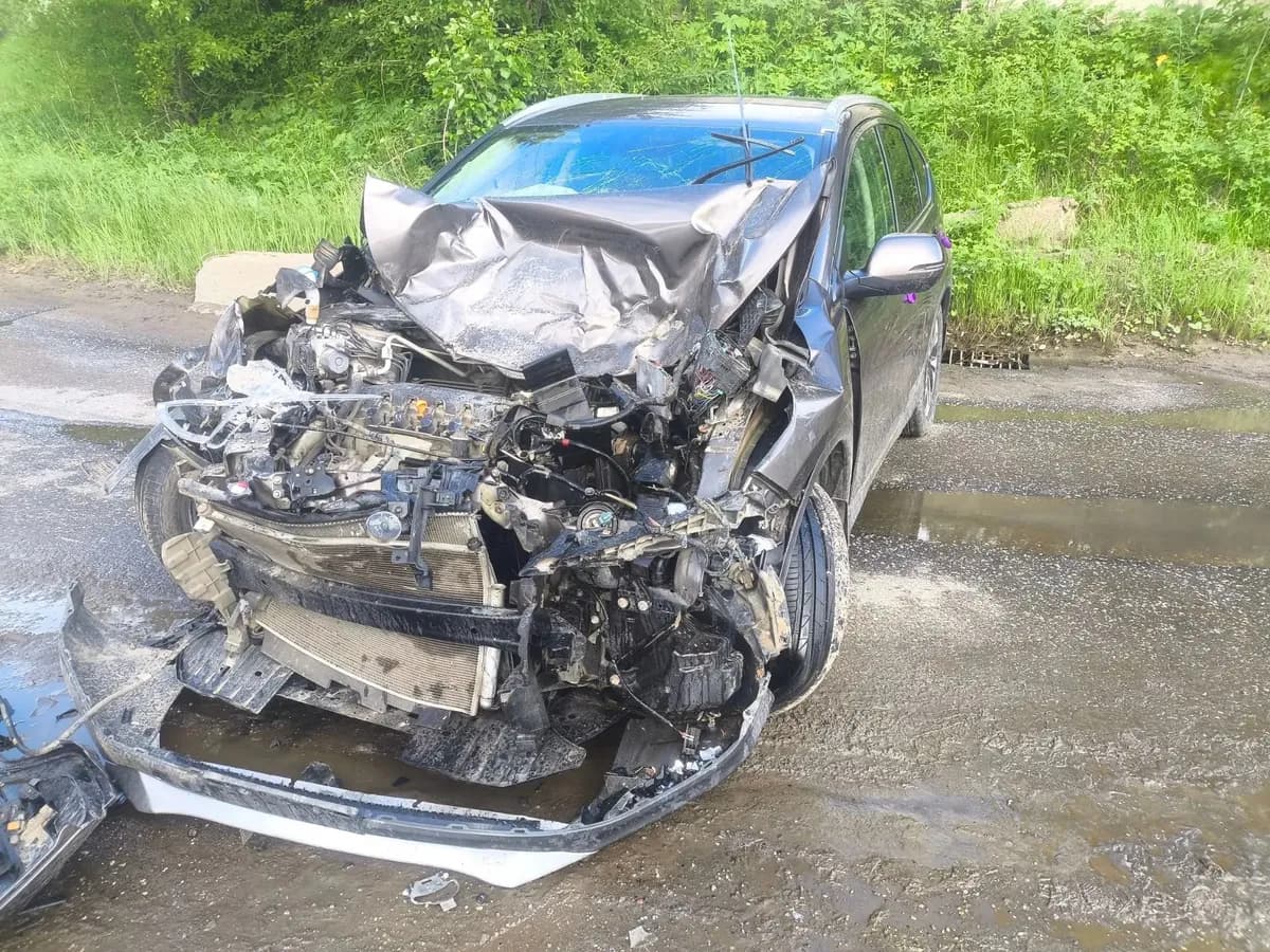 В Коми Honda протаранила автокран на встречной полосе