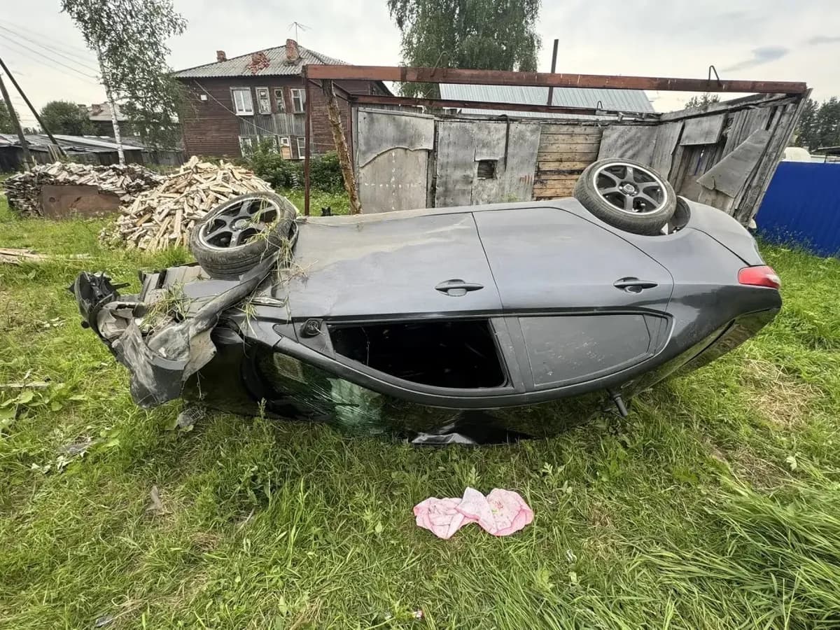 В Коми одна машина оказалась в кювете, вторая снесла забор: водители потеряли контроль над авто