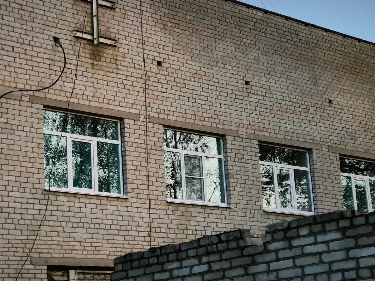 В Сыктывкаре пока младший воспитатель спала, двухлетний ребёнок выпал из окна