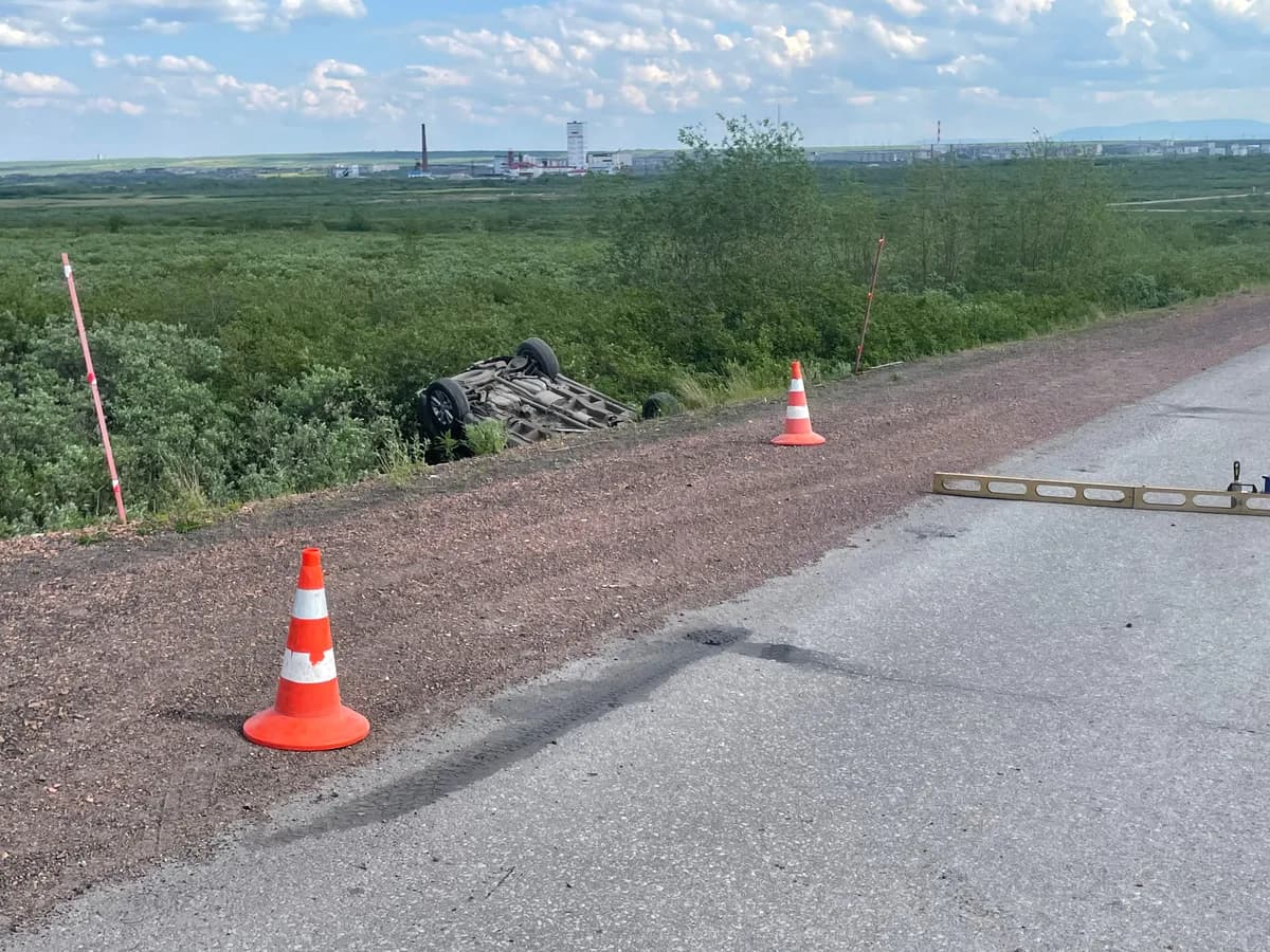 В Коми пенсионер и водитель иномарки попали в больницы после опрокидывания транспорта