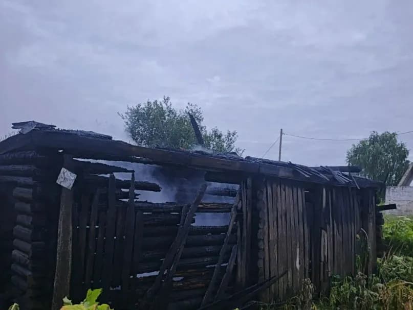 В сёлах Коми пожарные потушили два дома: жилой и заброшенный