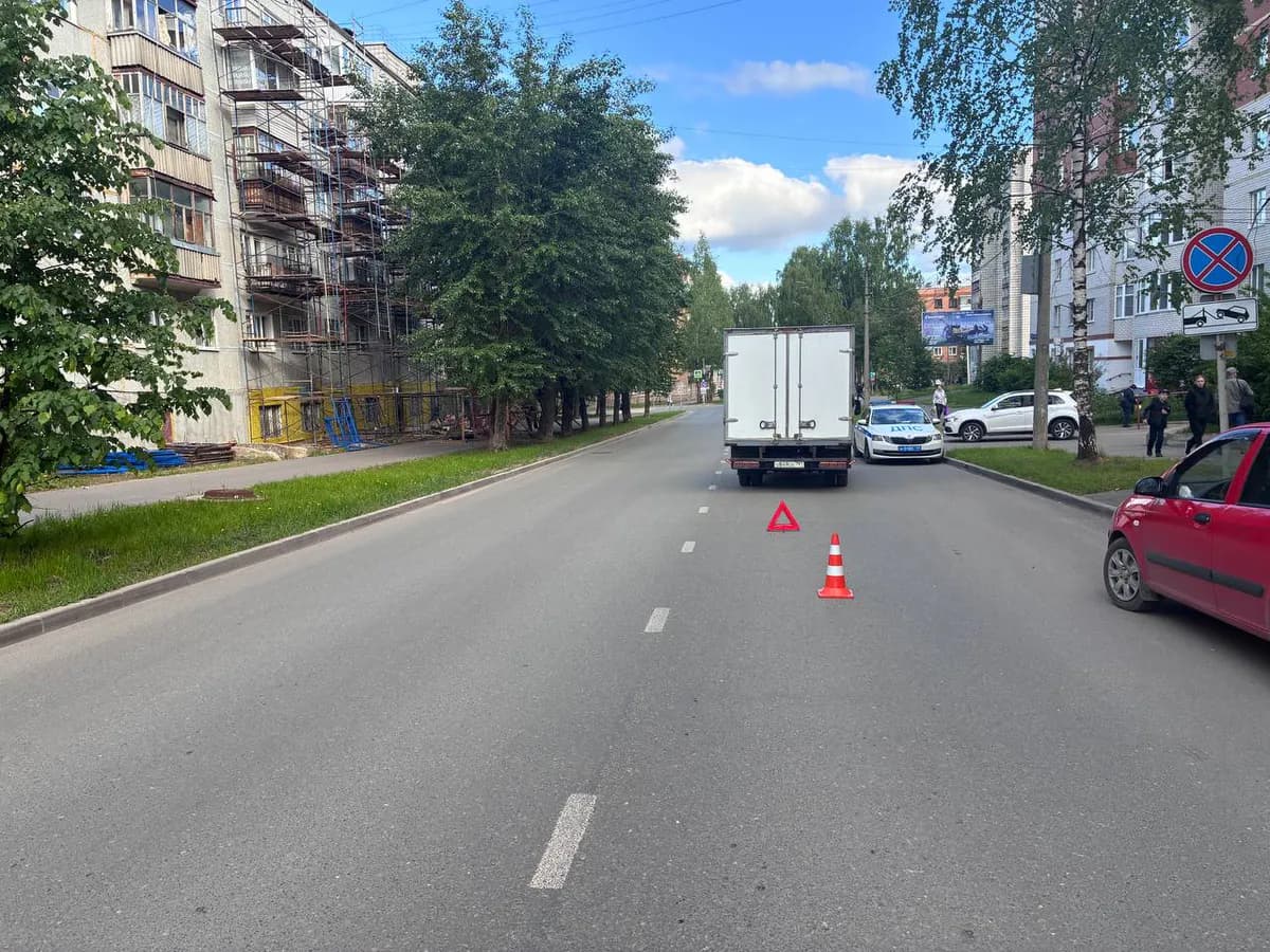 В Сыктывкаре школьница упала с грузовика на асфальт
