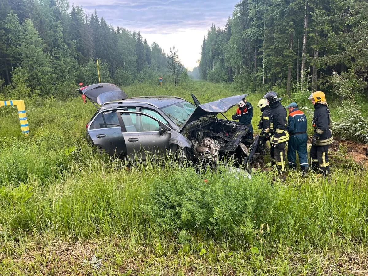 В Коми в результате ДТП две машины оказались в кювете