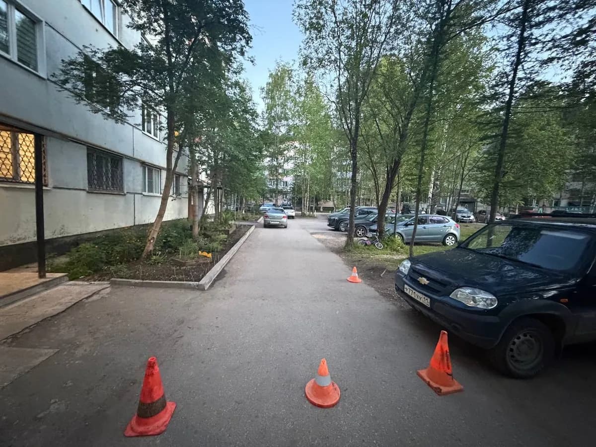 В Коми автомобиль сбил юную велосипедистку во дворе