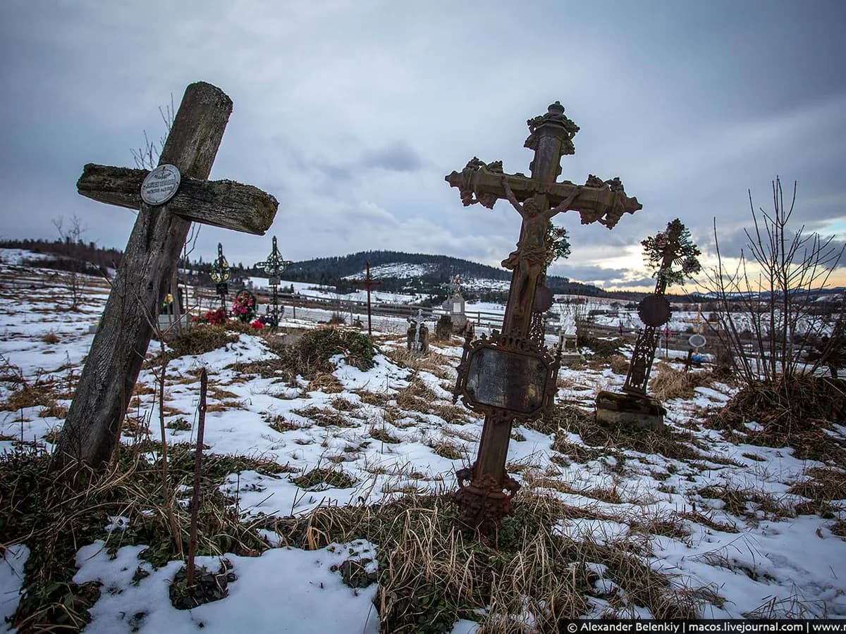 В одном из поселков Коми людей заставляют соседствовать с кладбищем