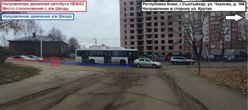 В Сыктывкаре рейсовый автобус «догнал» автомобиль Skoda Octavia