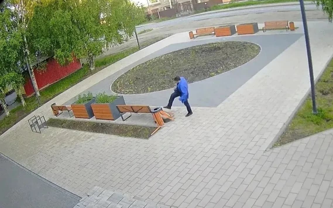 Вандал испортил зону отдыха в посёлке Сыктывкара