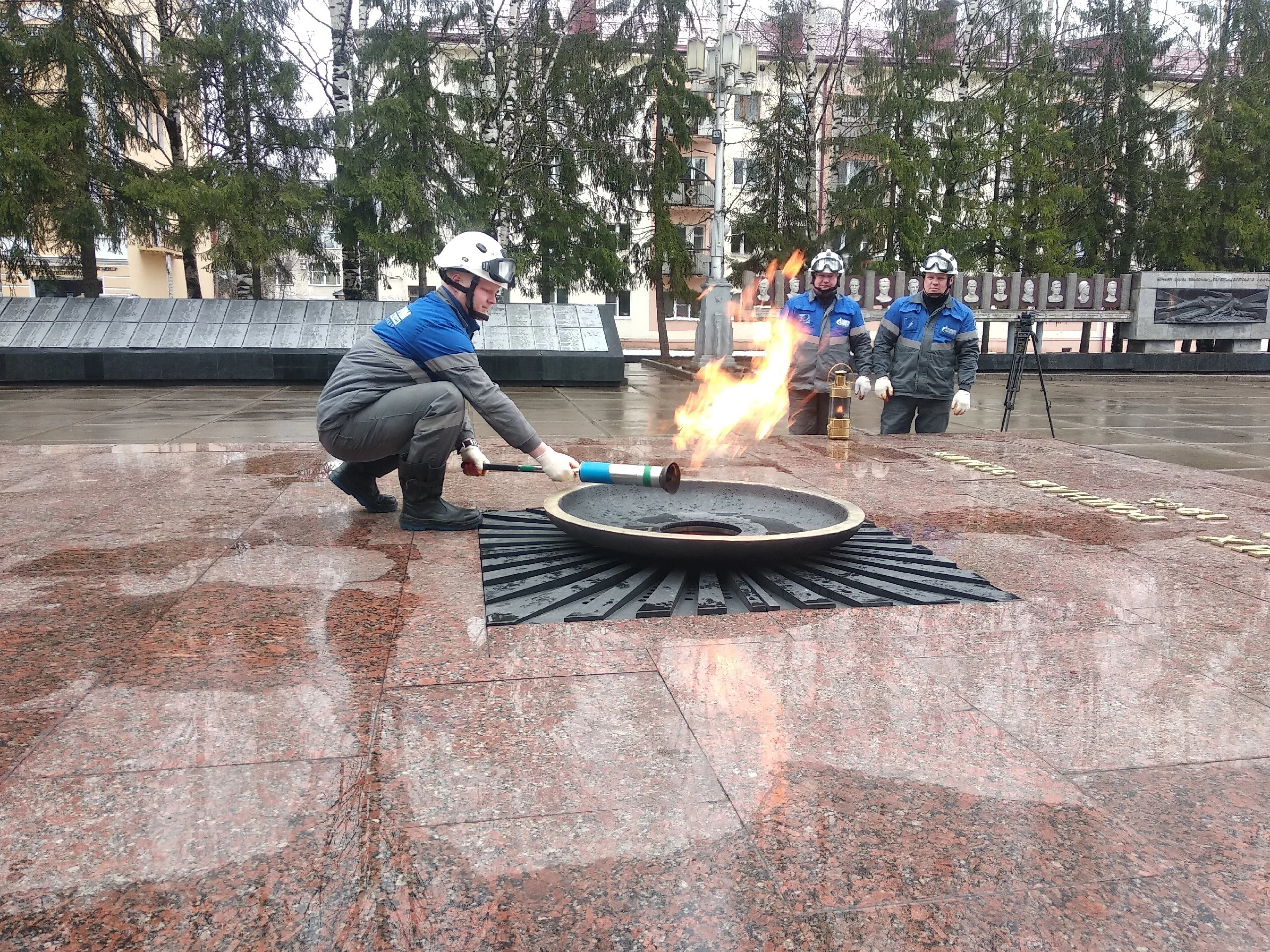 В Сыктывкаре после долгого отключения зажгли “Вечный огонь”