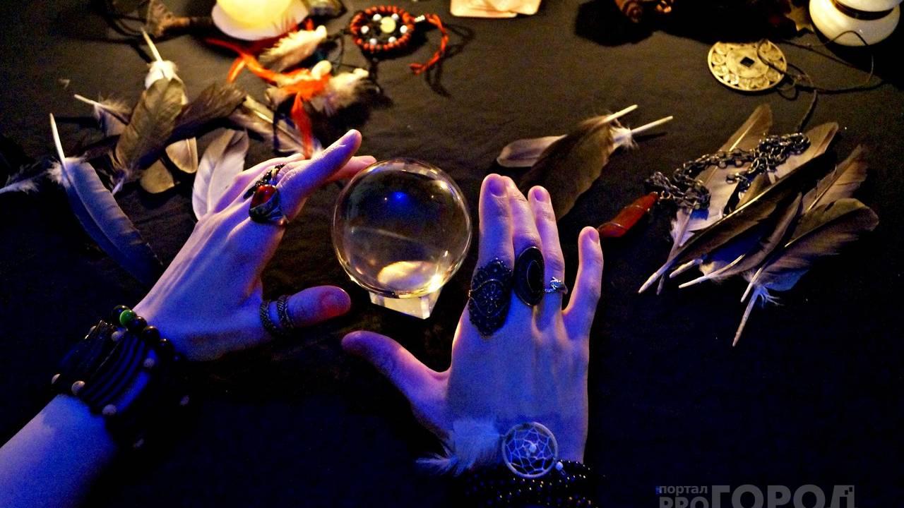 Главная картинка новости: В Коми пенсионерка заплатила гадалке больше 100 тысяч рублей