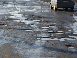 В Коми дорожная компания выплатит компенсацию водителю Mercedes