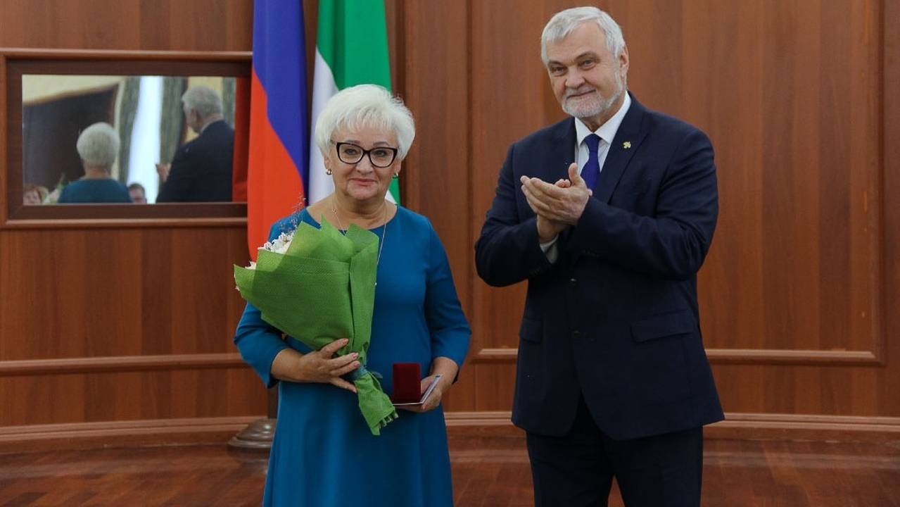 Главная картинка новости: В администрации главы Коми педагогам вручили почетные грамоты и звания