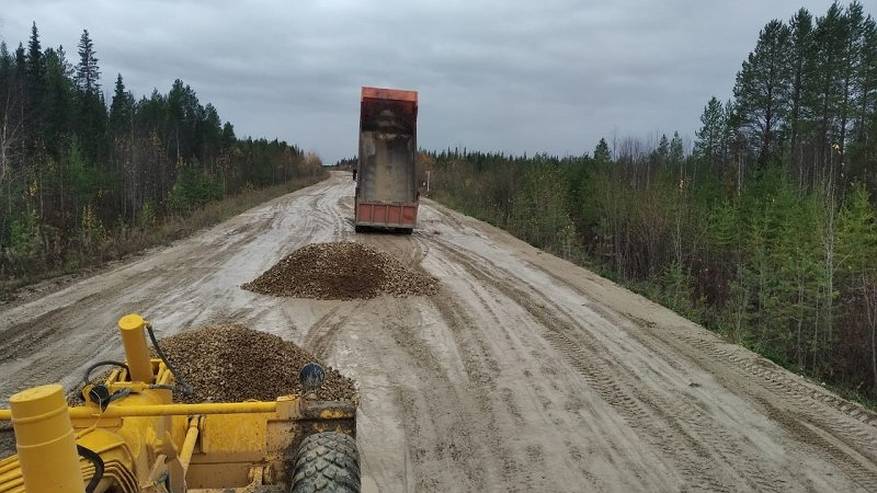 Главная картинка новости: Правительство Коми взяло на контроль дорогу, где 9 октября застряли авто