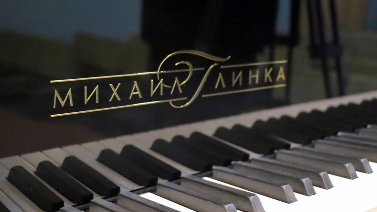 Главная картинка новости: В детскую школу искусств Коми доставили новый рояль "Михаил Глинка"