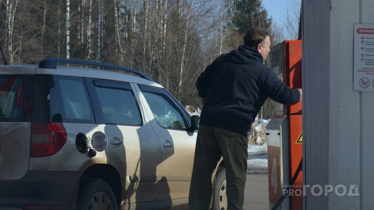 Главная картинка новости: В Коми резко подорожал бензин