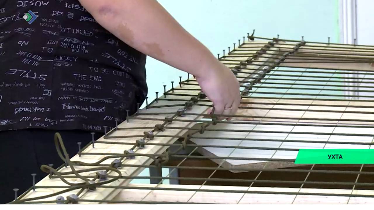 В Ухте волонтеры освоили плетение противодроновых сетей для защиты танков