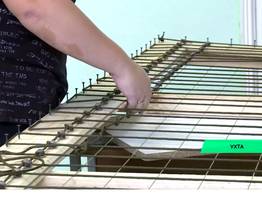 В Ухте волонтеры освоили плетение противодроновых сетей для защиты танков