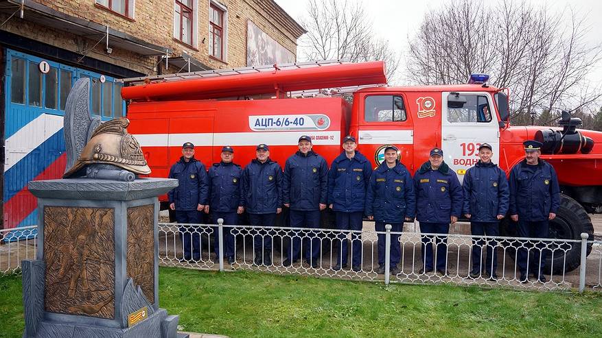 Главная картинка новости: В ухтинском поселке установили памятный монумент, посвященный пожарным