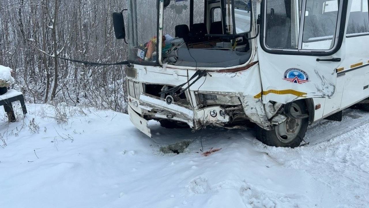 Главная картинка новости: Страшная авария под Усинском произошла сегодня утром