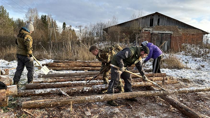 Главная картинка новости: Сыктывкарские волонтеры помогают строить новый приют для бездомных животных