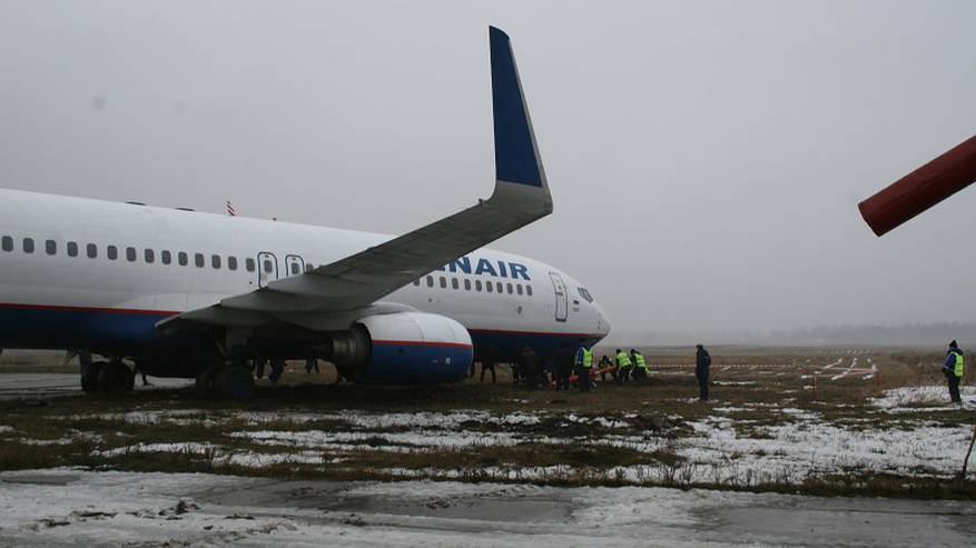 Главная картинка новости: Сыктывкарцы не успели вернуться домой из-за пьяного пассажира самолет