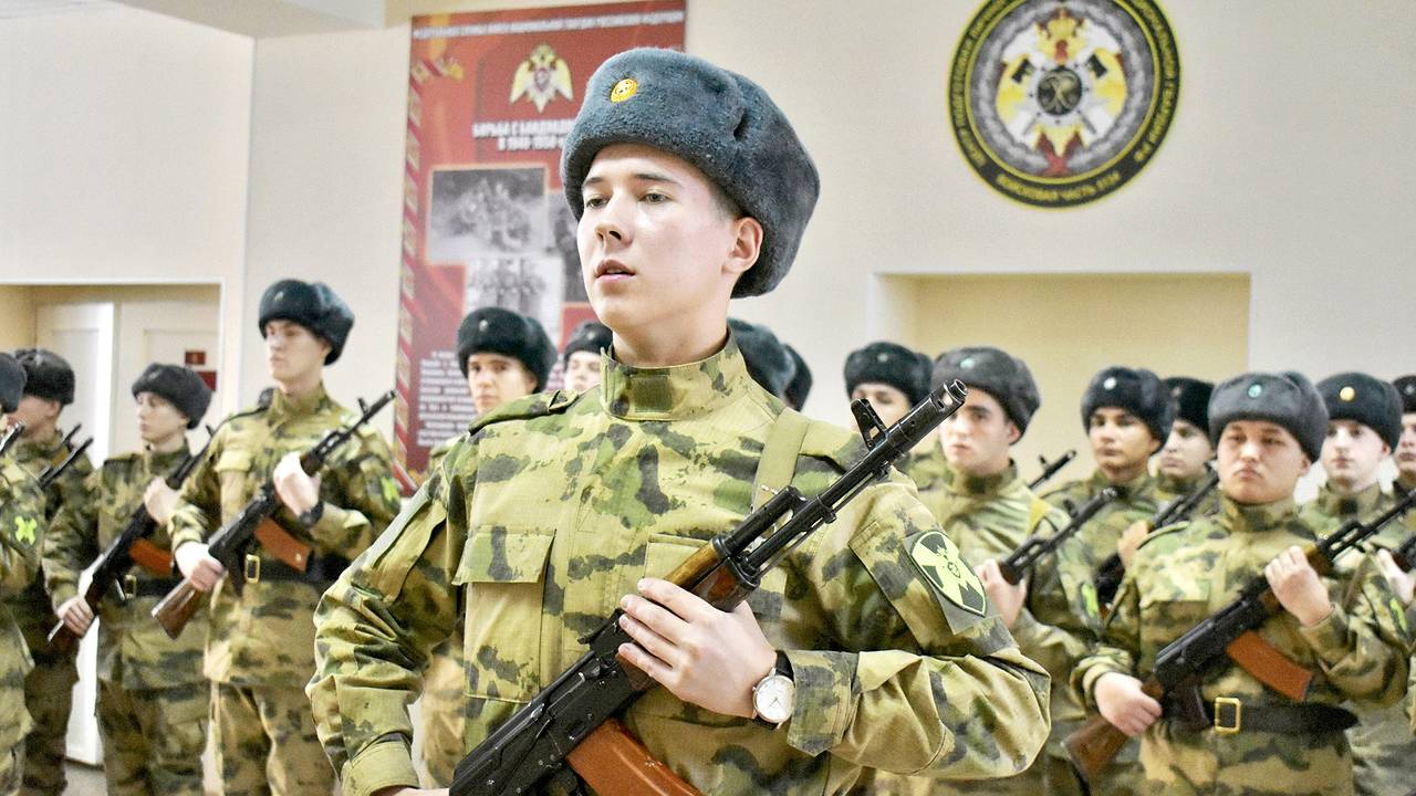 Главная картинка новости: В Коми призывники торжественно приняли присягу