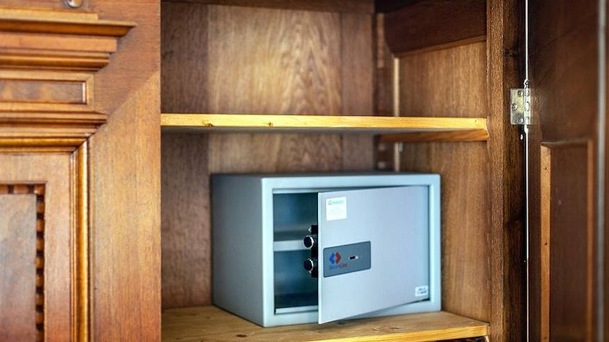 Главная картинка новости: Сыктывкарка выкрала сейф бывшего мужа и за сутки потратила все деньги