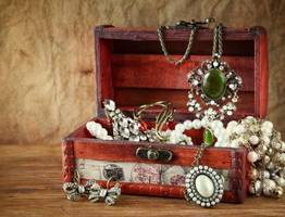 Сыктывкарка два года крала у соседки драгоценности и сдавала их в ломбард