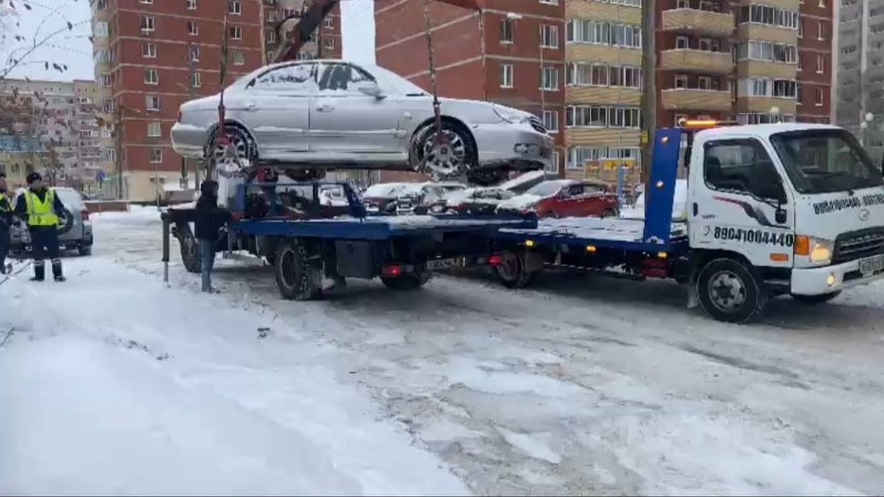 Главная картинка новости: В Сыктывкаре дорожники вынуждены идти на крайние меры