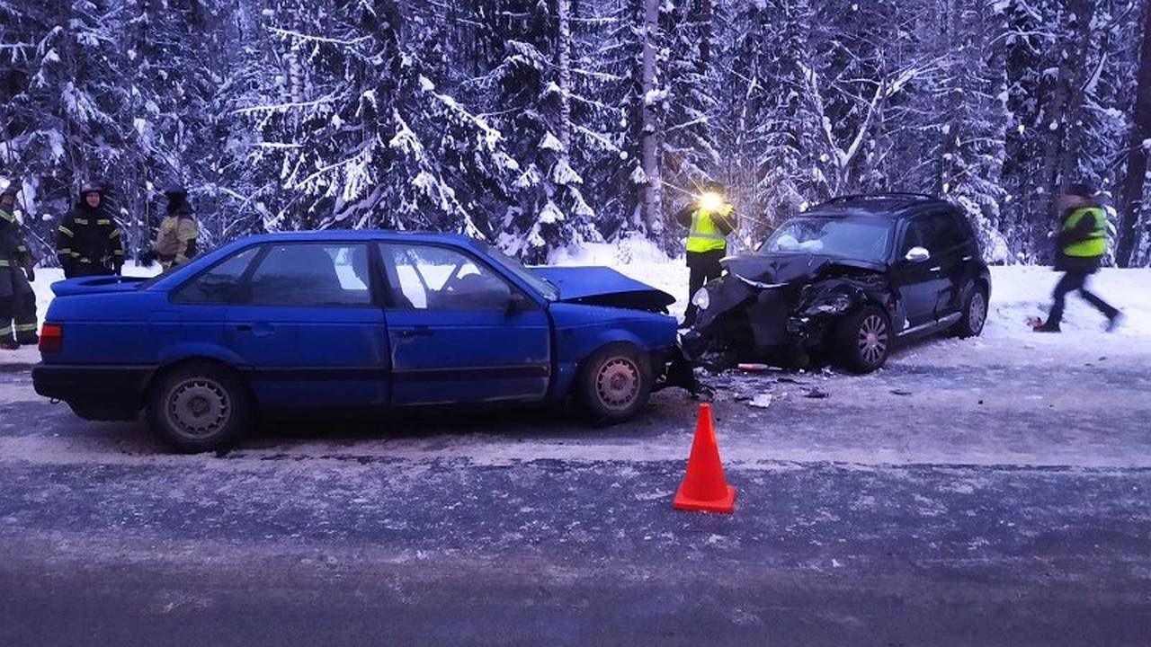 Главная картинка новости: На трассе Сыктывкар - Ухта в ДТП пострадали шесть человек