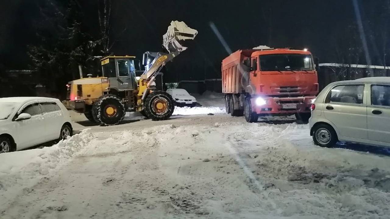 Главная картинка новости: Управляющие компании Коми принудили расчистить дворы домов