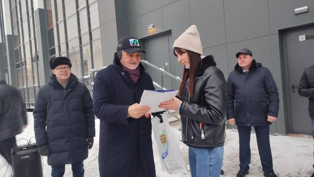 Главная картинка новости: В Коми сироты получили новые квартиры