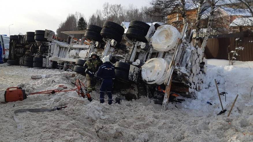 Главная картинка новости: В Коми произошло страшное ДТП с участием лесовоза и легковушки