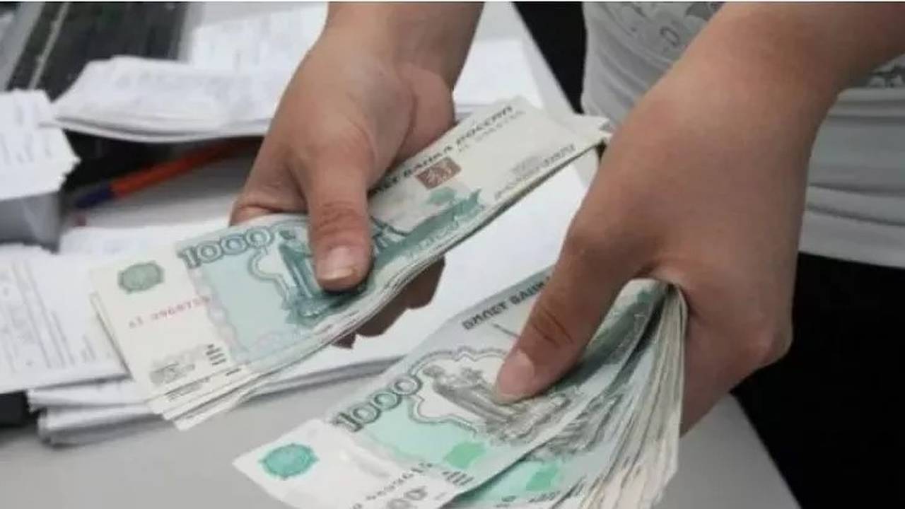 Главная картинка новости: Новую выплату утвердили миллионам россиян – ждите на карты в 2024 году