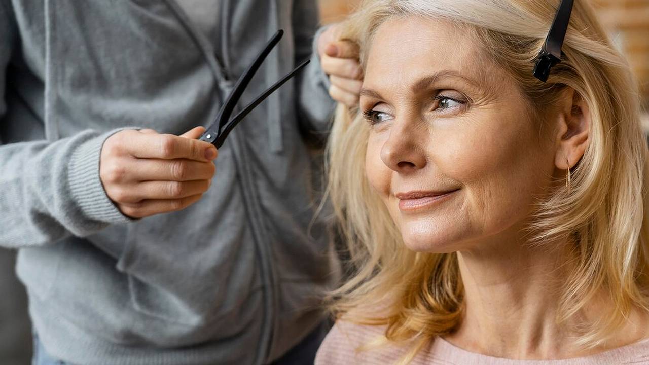 Главная картинка новости: Для тех, кому за 55 лет : роскошные прически за 5 минут