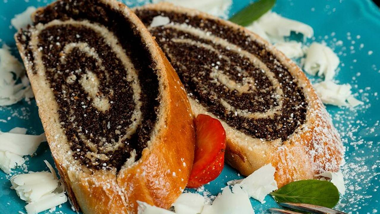 Главная картинка новости: Сытный рулет за 30 минут: берем сырок и 3 яйца