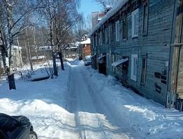 Улица в Сыктывкаре утопает в мусоре