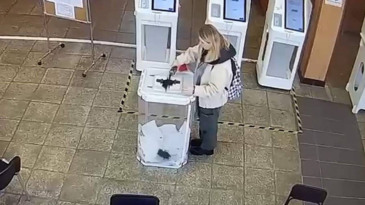 Главная картинка новости: В столице РФ возбуждено дело после порчи бюллетеней в урне на выборах