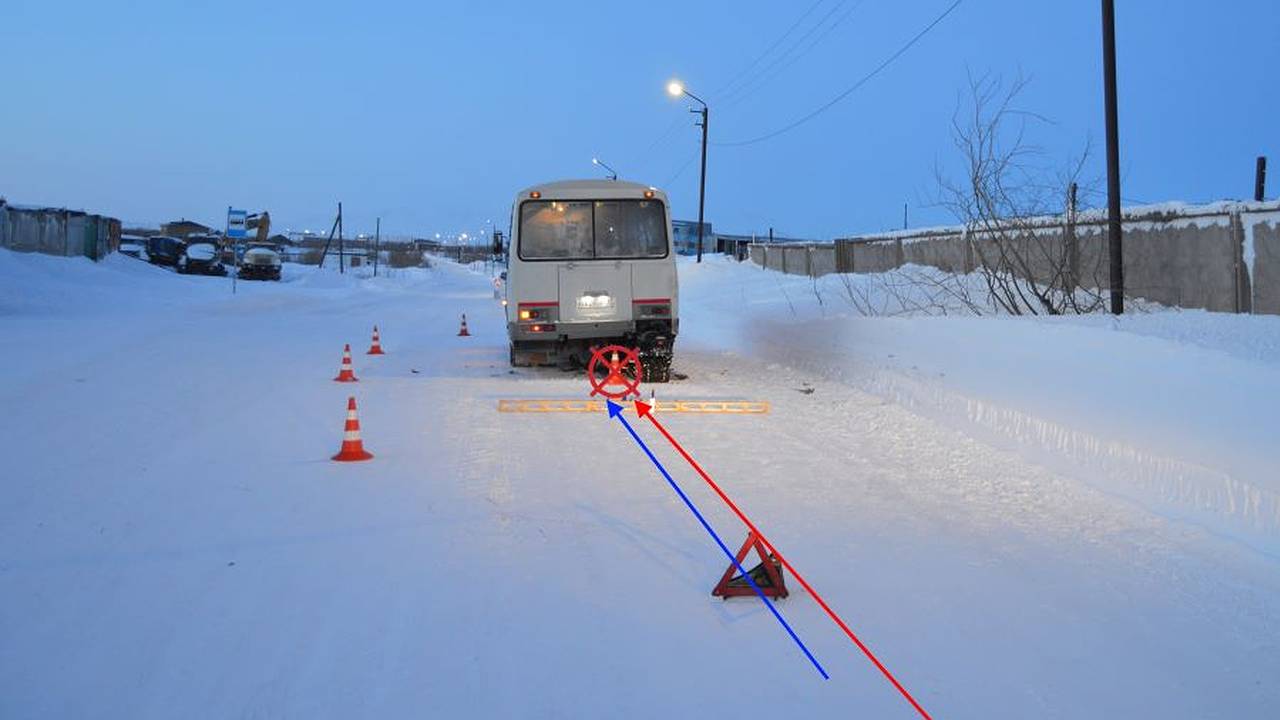 Главная картинка новости: В Коми 49-летний мужик на снегоходе протаранил автобус с пассажирами