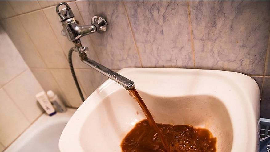 Главная картинка новости: Жители поселка в Коми вынуждены пользоваться грязной водой