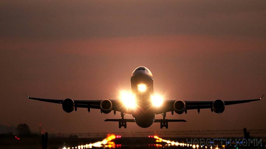 Главная картинка новости: Самолет был вынужден совершить аварийную посадку в Сыктывкаре