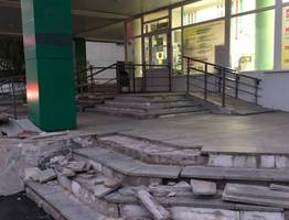 Суд обязал провести ремонт крыльца при входе в главную аптеку Коми