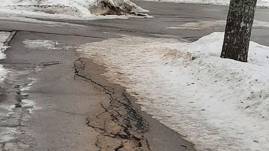 В парке Сыктывкара лопнувший асфальт не смогут отремонтировать по гарантии