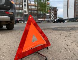 В Воркуте КамАЗ снес провода и повредил трубопровод