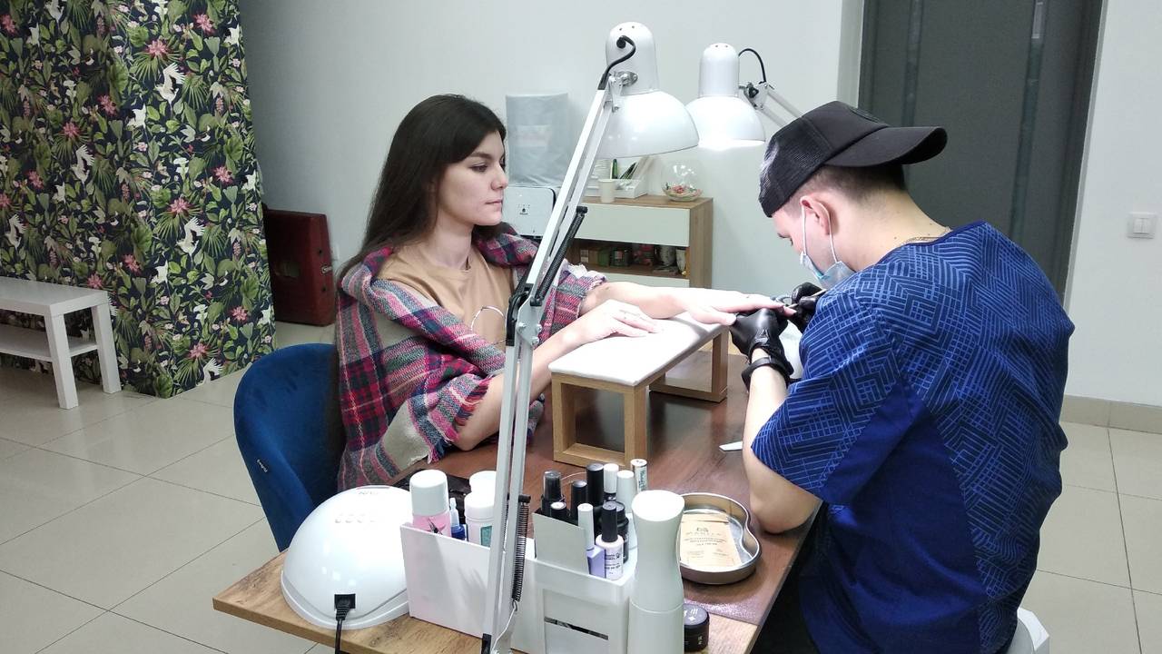 Главная картинка новости: В Сыктывкаре оператор цеха по изготовлению ДСП занимается маникюром