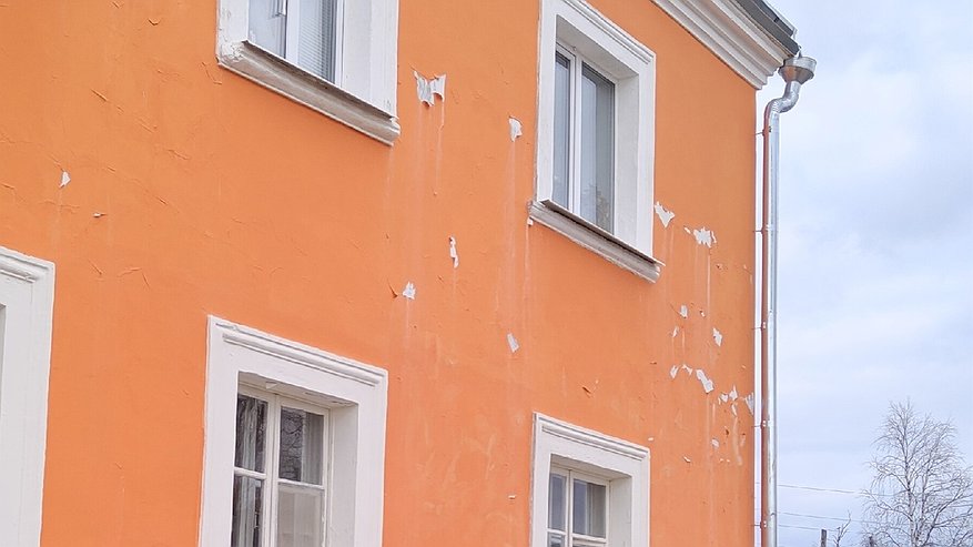 В Коми через год после капитального ремонта начала рассыпаться стена дома