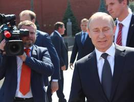 Правительство и администрация президента России сложили свои полномочия