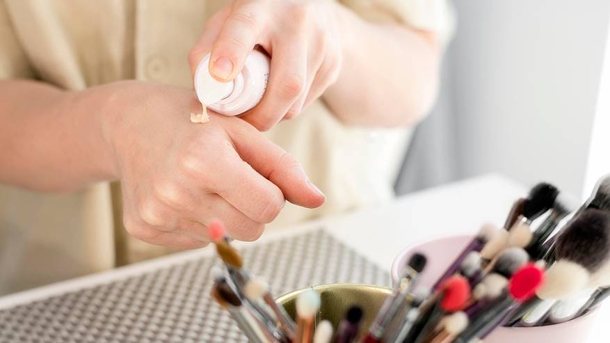 Главная картинка новости: 13 копеечных косметических средств, которые, словно машина времени, перенесут вас на 20 лет назад