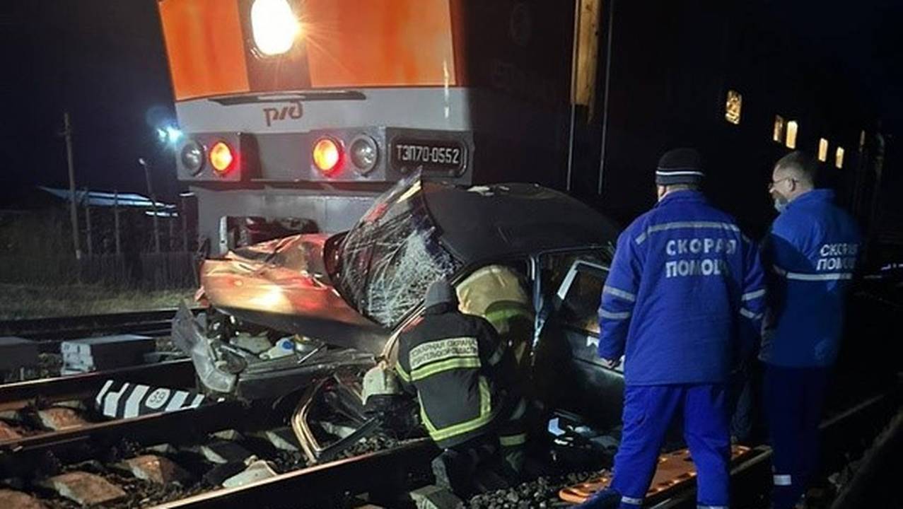 Поезд "Вокрута-Москва" столкнулся с автомобилем в Архангельской области