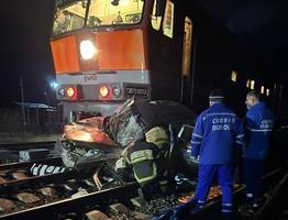 Поезд "Вокрута-Москва" столкнулся с автомобилем в Архангельской области
